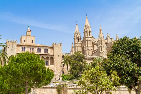 Palma de Mallorca Almudaina Kraliyet Sarayı ve La Seu Katedrali ufuk çizgisi manzarası. Palma Mallorca, Balear Adaları İspanya.