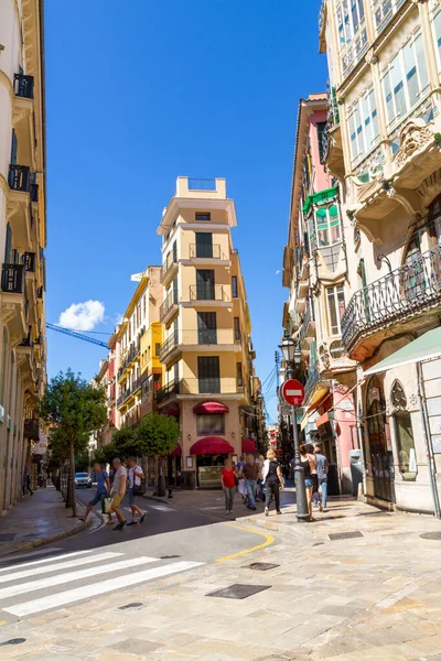 Şehrin tarihi merkezinde, Palma Mallorca 'nın ünlü Carrer de Jaume II caddesinde yürüyen tanınmamış insanlar.