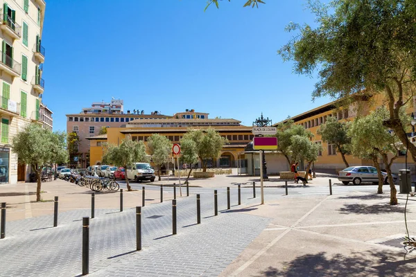 Plaza Olivar Olive Trees Square with the central food market on Sunday morning in Palma de Mallorca. — Stock Photo, Image