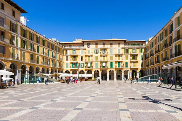 Palma de Mallorca İspanya 'daki ünlü Plaza Major' ın panoramik sabah manzarası.