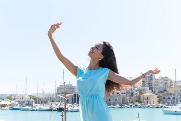 Lovely happy smiling tourist girl taking self-portrait picture u — Stock Photo, Image