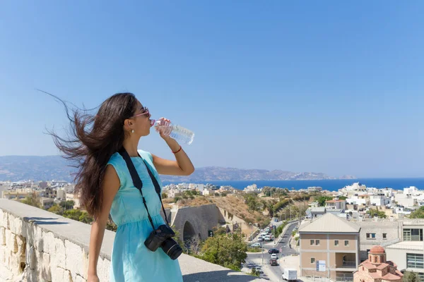 Chica elegante visitando las paredes venecianas Heraklion, Creta, Grecia. — Foto de Stock