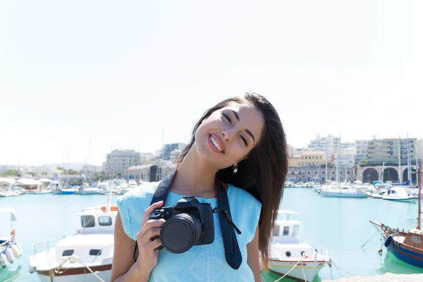 Chica elegante feliz en visita guiada a Heraklion, Creta, Grecia — Foto de Stock