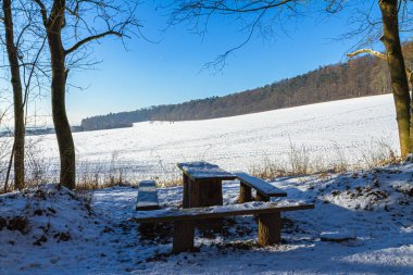 Güzel beyaz kış ormanı harikalar diyarı Aşağı Saksonya Almanya 'da açık mavi gökyüzü ile güneşli soğuk bir günde.