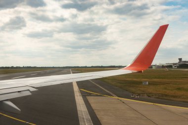 Uçak kanadı ve yolcu kabininden kalkış pisti penceresi görüntüsü. Uçak kalkış pozisyonuna geçiyor..