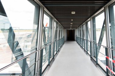 Uluslararası bir havaalanının uçak terminali köprü tüneli..