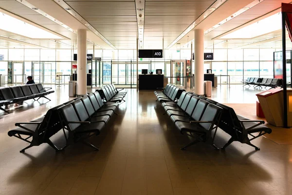 Filas de asientos vacíos en una puerta de salida de vuelo postre sala de espera en un aeropuerto internacional. — Foto de Stock