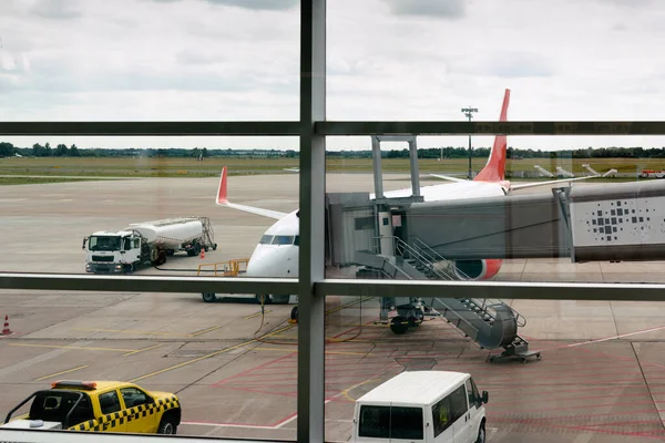 Avión de pasajeros Jetliner atracado en la puerta terminal de un aeropuerto internacional. — Foto de Stock