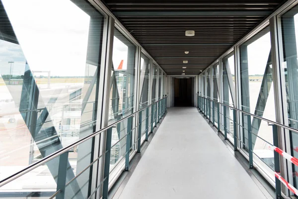Terminal de embarque del avión túnel puente puerta de un aeropuerto internacional. — Foto de Stock