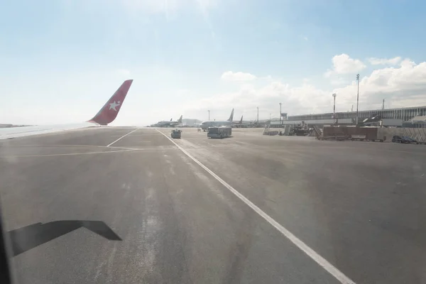 Heraklion, Crete, Greece, July 25, 2019: Charter flights passenger airplanes at Heraklion International airport. — Stock Photo, Image