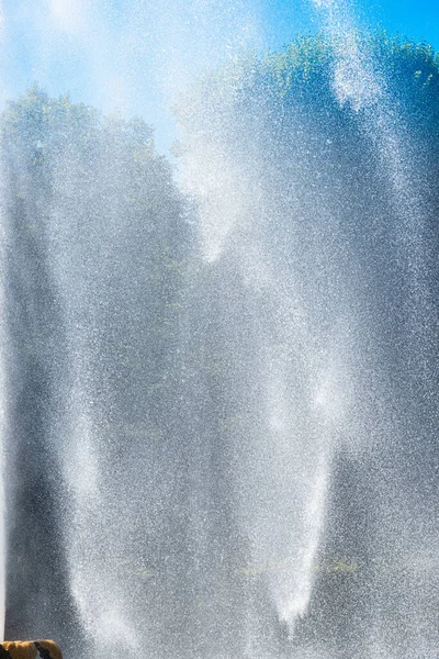 Wasserfontänen sprühen im berühmten Barockgarten Herrenhausen in Hannover — Stockfoto