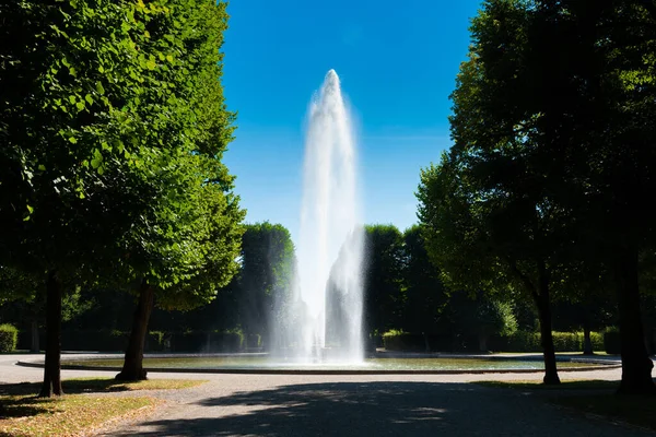 Jet spray vodní fontána ve slavné Herrenhausen barokní zahrady v Hannoveru Germeny — Stock fotografie