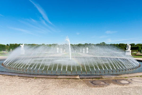 Jet spray vodní fontána ve slavné Herrenhausen barokní zahrady v Hannoveru Germeny — Stock fotografie