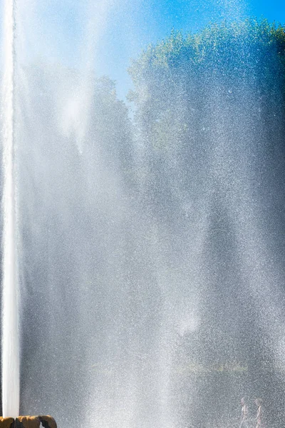 Fuente de agua de chorro en los famosos jardines barrocos de Herrenhausen en Hannover Germeny — Foto de Stock