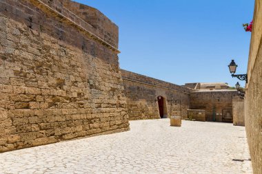 Dış duvarlar San Carlos Kalesi Palma Mallorca 'yı gösteriyor.