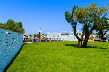 Halk parkındaki çocuklar için ahşap oyun alanı