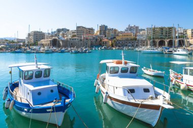 Girit, Heraklion şehri panoramik gökyüzü manzaralı ünlü Venedik limanına.