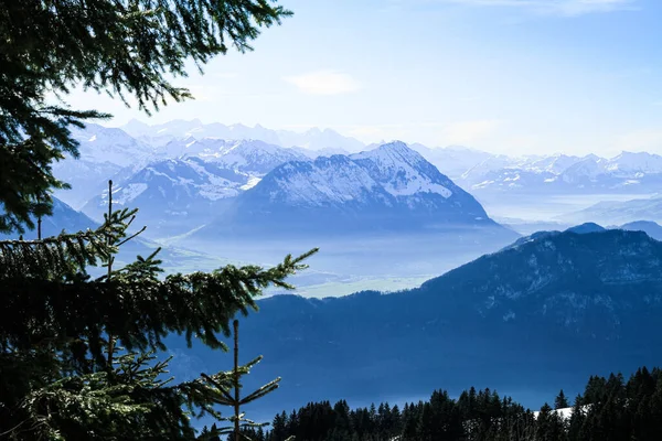 Swiss Alps towering over foggy misty Vierwaldstattersee, Lake Lucern, Switzerland — Stock Photo, Image