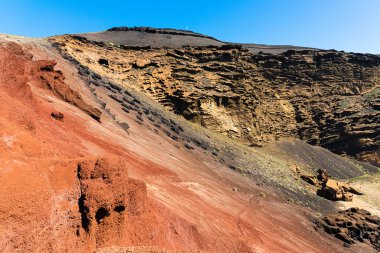 Etkileyici paslanmış volkan kraterinin siyah, gri ve kırmızı duvarlarının yakın görüntüsü. El Golfo, Lanzarote, Kanarya Adaları, İspanya