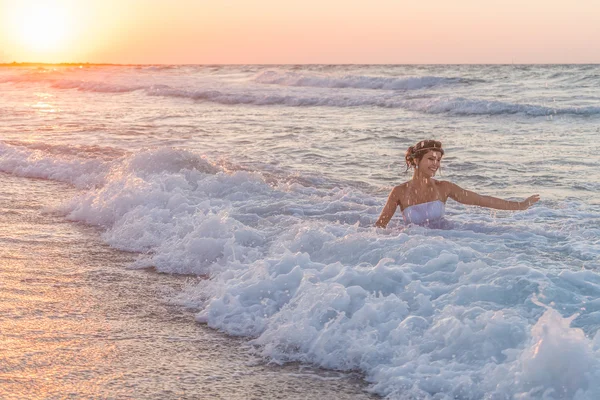 Young bride enjoys an accidental bath in the ocean waters. — Stock Photo, Image