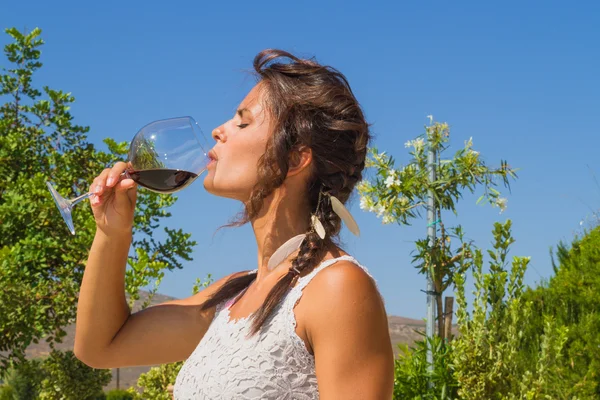 Giovane contadina assaggia un bicchiere di vino rosso . — Foto Stock