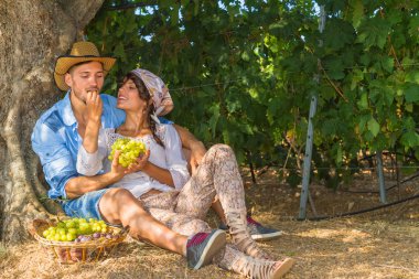 Bir iş zevk mutlu genç çiftçiler bağ kırmak.