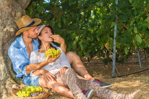 Happy young farmers enjoying a work break in the vineyard. — Stock Photo, Image