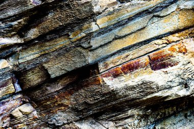 Tabiat gücü, Yunanistan 'ın Girit kentinin kuzey merkez sahilinde, çeşitli şekillerde, renklerde, kalınlıklarda, kaya katmanlarını sıkıştırdı. Doğa ve Jeoloji Bilimi Konsepti.