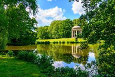 Hannover Almanya 'sındaki Georgengarten Parkı' ndaki Leibniz Tapınağı 'nın eşsiz manzarası.