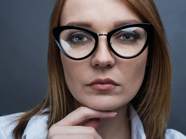 Mädchen mit Brille — Stockfoto