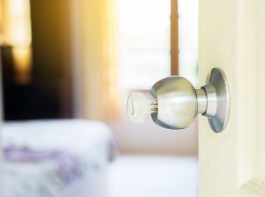 anahtar deliği açık kapı ile anahtar ve bulanık arka plan