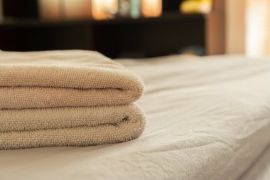 Yatak odasında yatakta havlu yığını