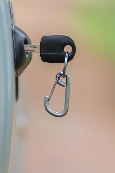 Auto sleutel op de deur van de juiste auto — Stockfoto