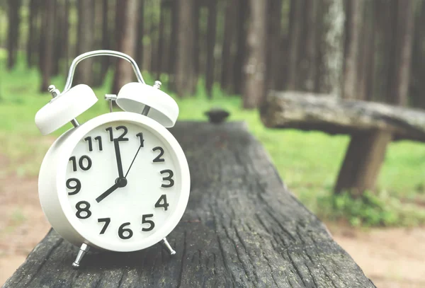 Reloj despertador blanco sobre mesa de madera —  Fotos de Stock