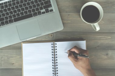 el ahşap arka plan üzerinde boş defter yazısı 