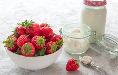 Süzme peynirli ve sütlü taze çilek.