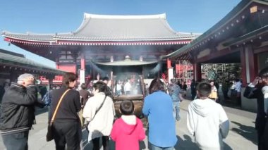 Tokyo, Japonya - 5 Aralık 2013: Tokyo 'nun en eski tapınağı olan Sensoji Tapınağı' nda insanlar ibadet ediyor.