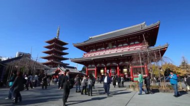 Tokyo, Japonya - 5 Aralık 2013: Tokyo 'nun en ünlü simgelerinden biri olan Sensoji Tapınağı' nın kaminarimon kapısında birçok kişi yürüyor.