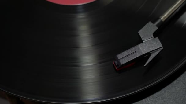 針と黒いレコードの上のビュー ターンテーブルレコードスピン — ストック動画
