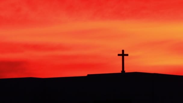 Silueta Cruz Cristiana Sobre Nube Real Cielo Rojo — Vídeos de Stock