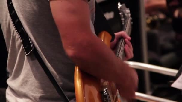 Гітарист Грає Музику Гітарі Кишеньковому Знімку — стокове відео