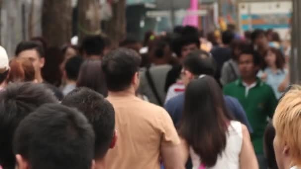 Thailand Bangkok Agustus 2014 Sebuah Kerumunan Orang Berjalan Melalui Pusat — Stok Video