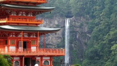 Pagoda seigantoji ve nachi wakayama içinde düşer