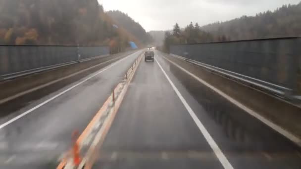 Timelapse autostrady jazdy na deszczowy dzień — Wideo stockowe