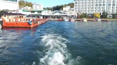 Tilt shot Gölü akan mavi yolculuk depo