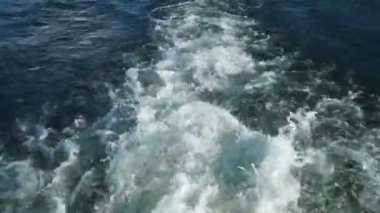 Yavaş çekim Gölü akan tekne gezisi depo eğimli