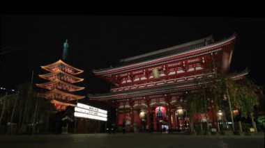 Tokyo, Japonya - 2015 yaklaşık: Sensoji Tapınağı gece Hosomon kapısında.