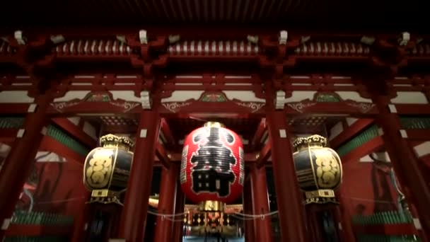 Tokió, Japán - 2015 körül: Sensoji templom éjszakai Kaminarimon kapunál. — Stock videók