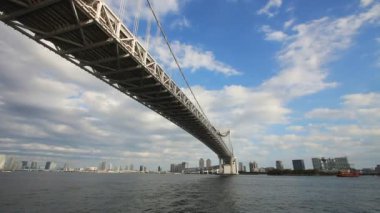 Tokyo Körfezi, Gökkuşağı Köprüsü altında