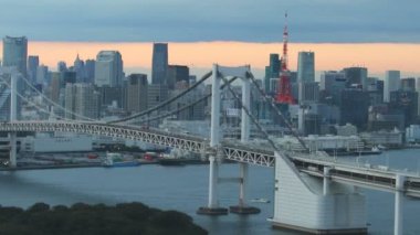 Tokyo Körfezi ve Gökkuşağı Köprüsü kaydırma vurdu
